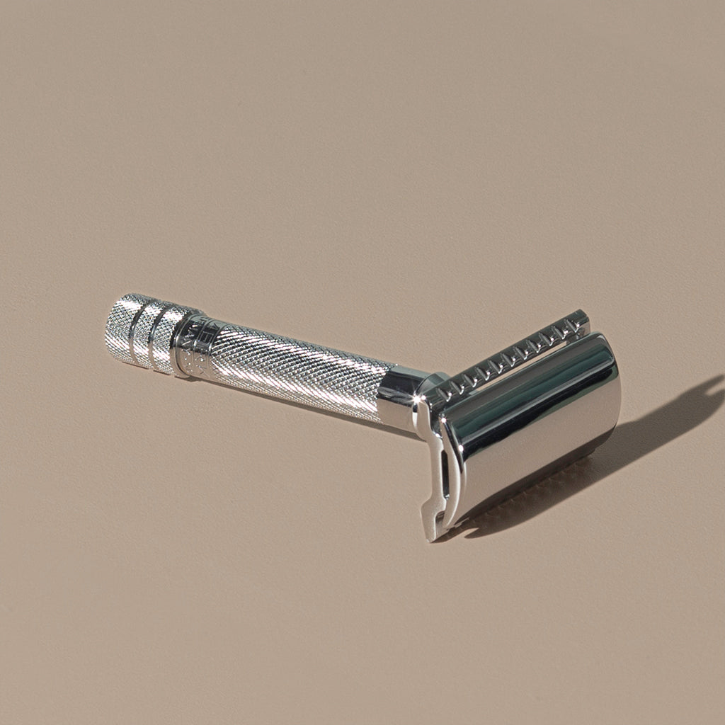 Small 8 cm Merkur stainless steel Safety Razor with a texturized non-slip chrome short Handle